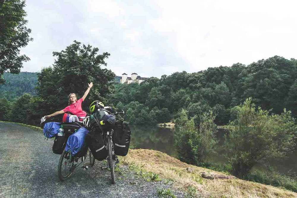 bicyklistka a dva naložené bicykle na ceste do Chorvatska