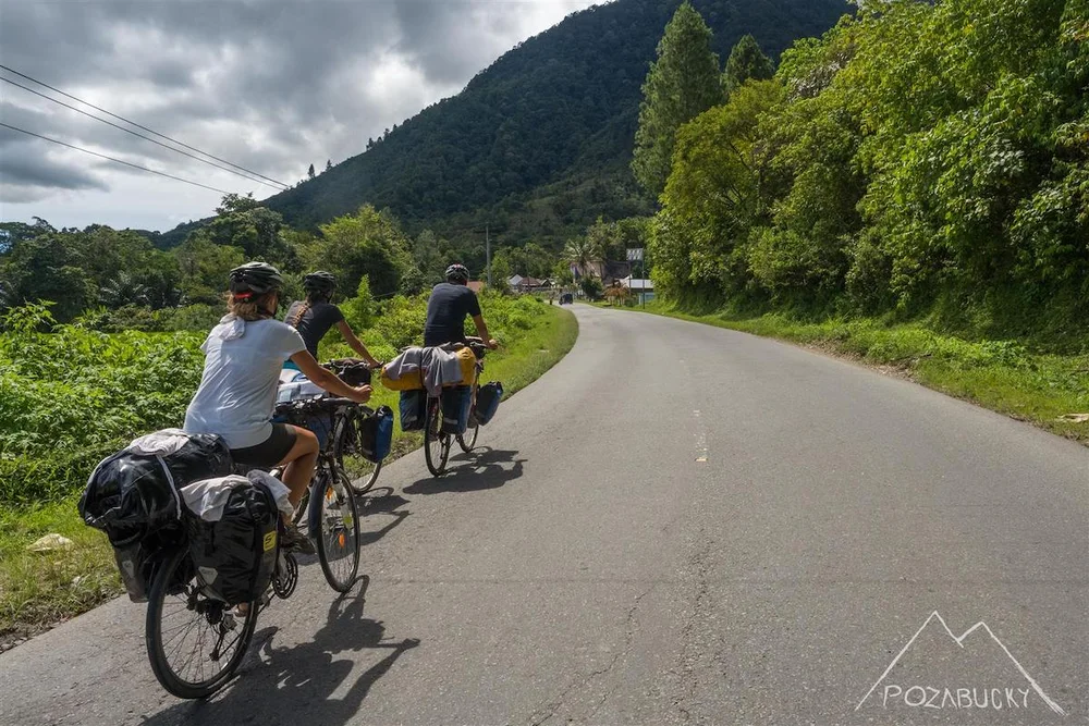 traja bicyklisti na ceste cez slovinsko
