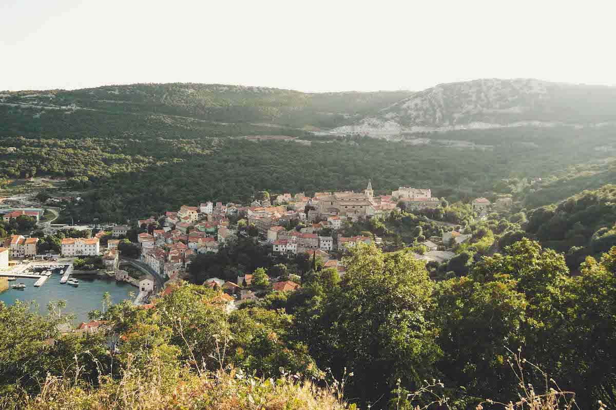 chorvátske mestečko a jeho panoráma