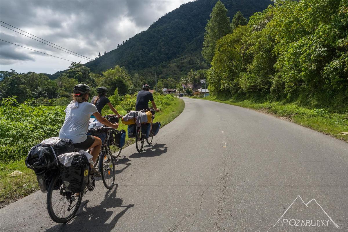traja bicyklisti na ceste cez slovinsko