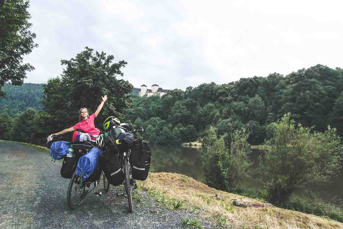 bicyklistka a dva naložené bicykle na ceste do Chorvatska